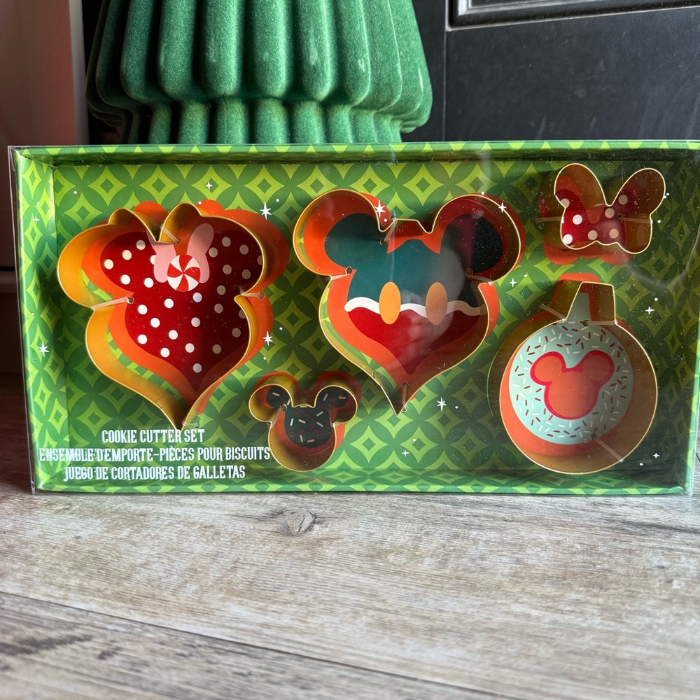 New in box! Disney Parks Mickey Mouse Christmas Cookie Cutter Set